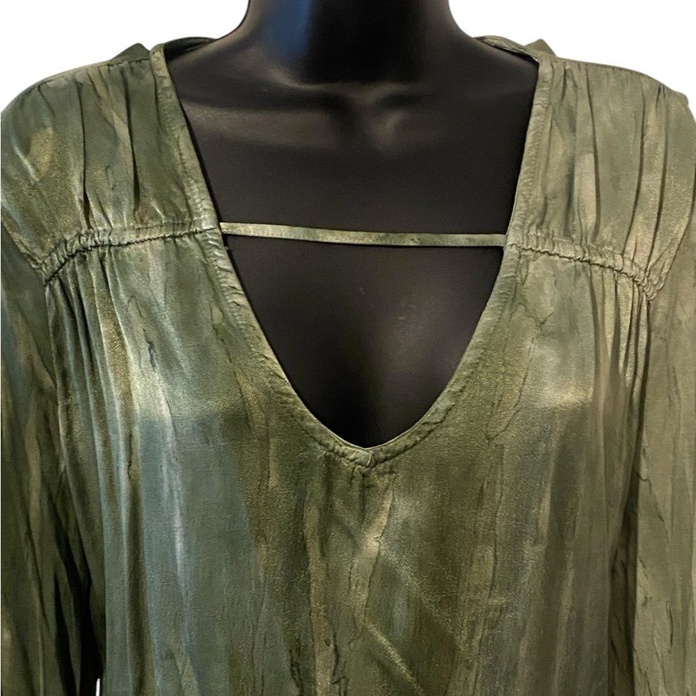 XCVI | women’s XCVI silky blouse green tie-dye v-neck high low hem NWOT size M - Picture 9 of 11